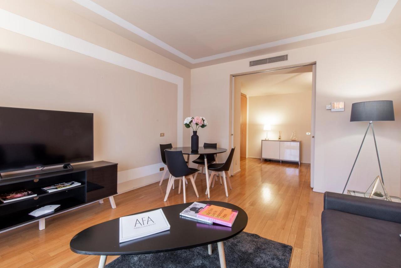 Milan Duomo Suites Milão Exterior foto